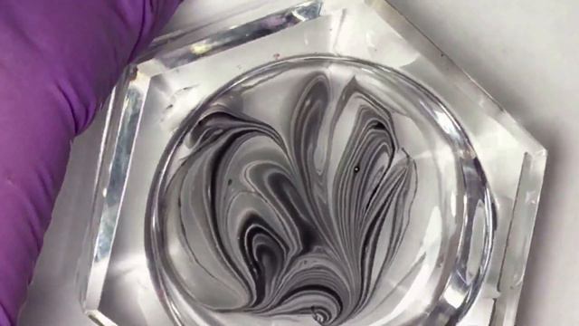 Быстрая и простая абстракция с помощью воды чёрного гель лака и штампа смотреть онлайн