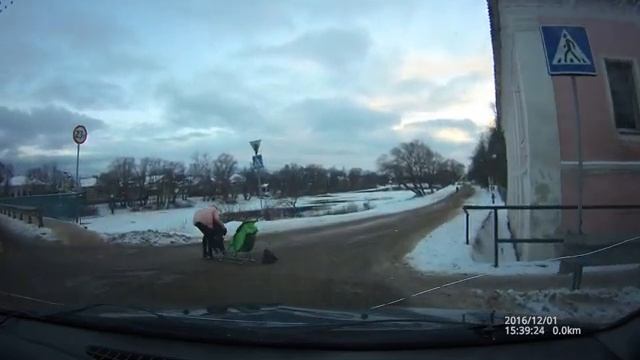 Ребёнок выпал из санок на дорогу! смотреть онлайн