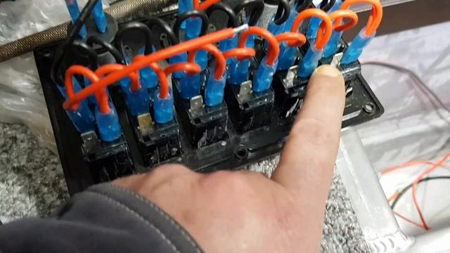 Тюнинг лодки WindBoat 4.0 Evo.. установка лебёдки Stronger..мойки.."помпы"..и электрики (часть 3) смотреть онлайн