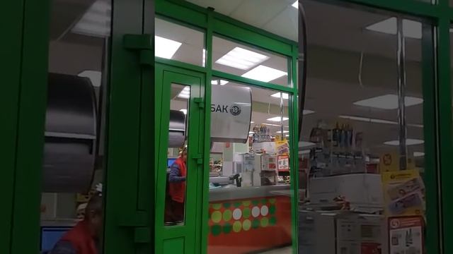 Мужчина с топором набросился на сотрудников и посетителей Пятерочки смотреть онлайн