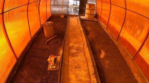 Грядки в теплице. Вода в теплице. Обустройство теплицы внутри.