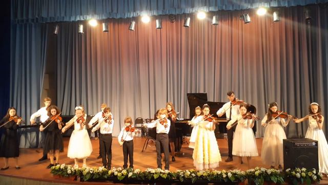 186417. Сводный ансамбль скрипачей. г. Иркутск. -Колыбельная Оле Лукойе.