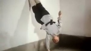 Стойка на одном пальце.flv