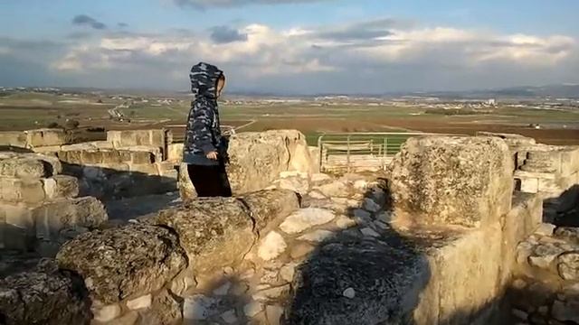 На развалинах царского дворца в Йокнеаме смотреть онлайн