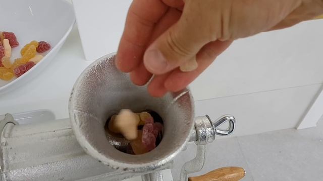 EXPERIMENT JELLY BEAR CANDY VS MEAT GRINDER смотреть онлайн