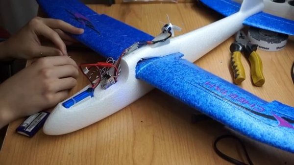 ПЕРЕДЕЛАЛ детский самолет в радиоуправляемый с камерой FPV