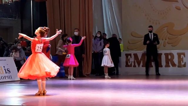 Бальные танцы.Дети.Школа(6-7 лет).Вальс,Ча-Ча-Ча,Джайв/Ballroom dancing/waltz/cha-cha-cha/jive смотреть онлайн