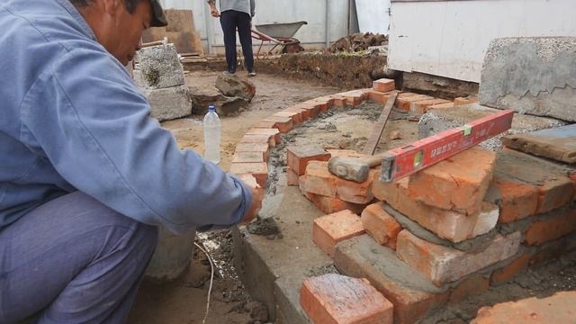 Первый шаг к строительству ОТЧЕГО дома.Primitive Technology из кирпича своими руками. смотреть онлайн