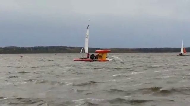 Парусный катамаран перевернулся смотреть онлайн