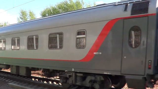 ЭП10-001 с фирменным поездом "буревестник". смотреть онлайн