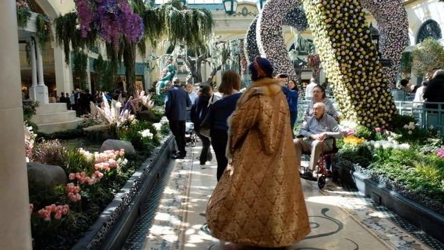 Прошлась в русском наряде в Лас Вегасе смотреть онлайн