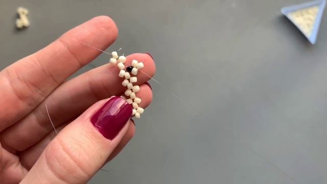 ЛАМА ИЗ БИСЕРА в технике крестик