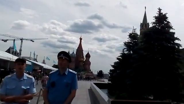 Дорога по мавзолею захоронение великих советских людей красная площадь могила Сталина днем летом смотреть онлайн