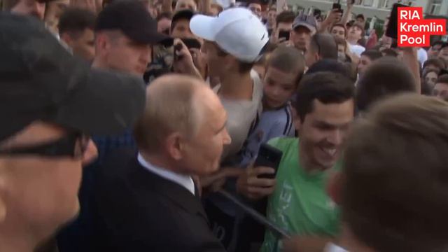 Владимир Владимирович - можно фотку? Путин пообщался с жителями Владикавказа. смотреть онлайн