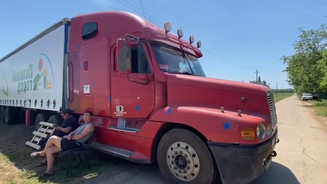 Побывал в кабине американского грузовика с пробегом в 2 млн. км. Места много грязно, как в помойке! смотреть онлайн