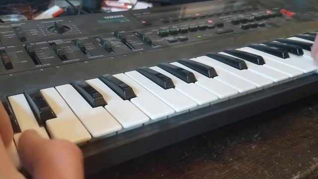 Short demo of Yamaha MK 100 - interesting keyboard / synth from 1983 - before DX смотреть онлайн