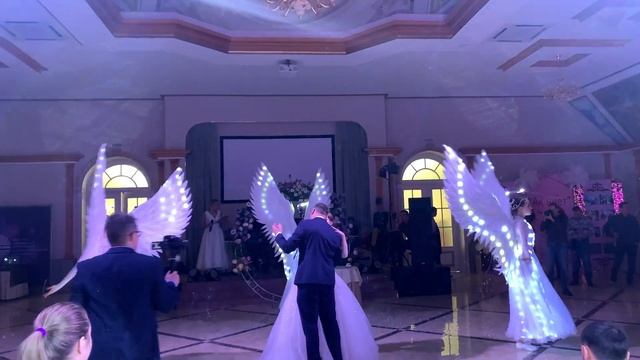 Сопровождение танца молодых на свадьбе Ангелами (Световое шоу Ля Люмьер, Астрахань) смотреть онлайн