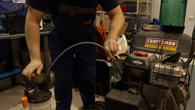 Ремонт снегоуборщика. Замена масла смотреть онлайн