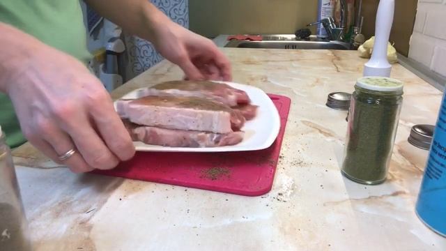 Мясо на гриле и вкусный гарнир с овощным салатиком. Готовила быстро получается безумно вкусно смотреть онлайн