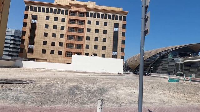 Al Barsha 1 to Al Mashreq Dubai Metro Station Pandemic Walking Tour смотреть онлайн