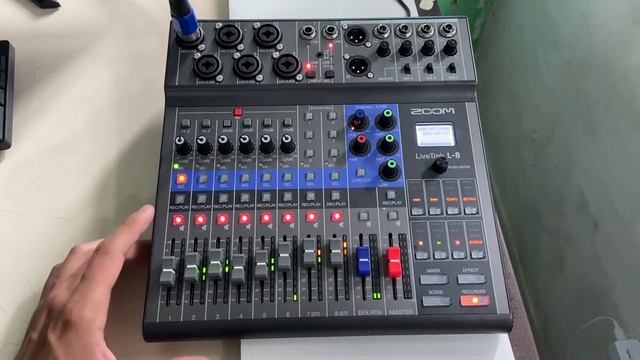 Zoom Livetrak L-8 como Interface de Áudio gravando bateria. смотреть онлайн