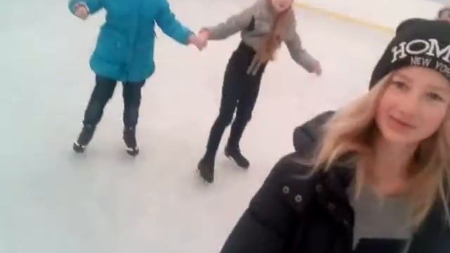 Я с друзьями на катке смотреть онлайн