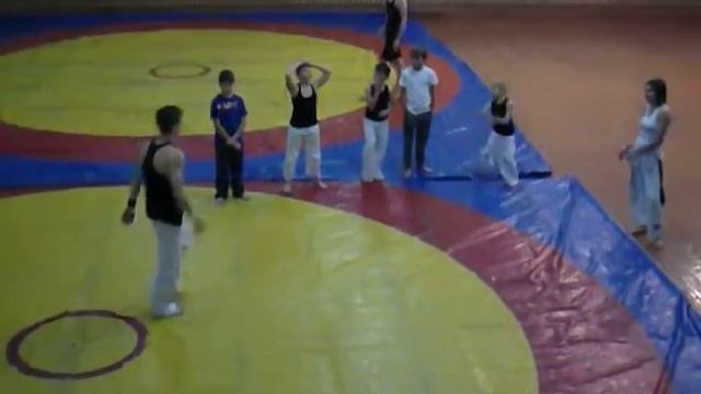 Дима! Вот у кого акробатике и капоэйре учиться надо в Уссурийске смотреть онлайн