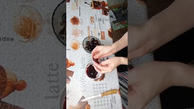 Готовим Черный причерный Торт? ?? кто нибудь увидел мопса?) #cake #chocolate #blackforest смотреть онлайн