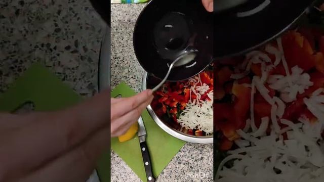 Салат из говядины, сыра, овощей смотреть онлайн