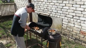 Готовим на мангале коптильни рыбу и картошку