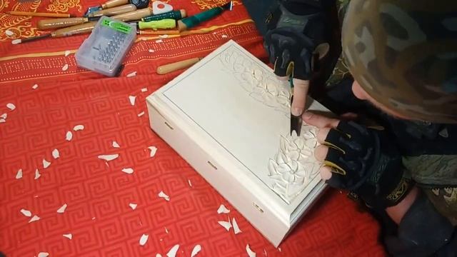 Резьба по дереву. Врезка петель и резьба крышки смотреть онлайн