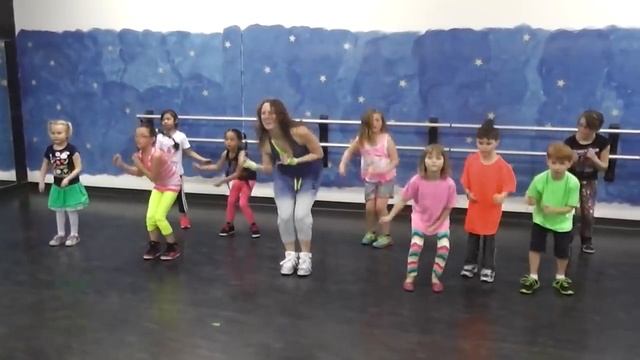 ZumbAtomic Warm up song---What Makes You Beautiful by One Direction смотреть онлайн