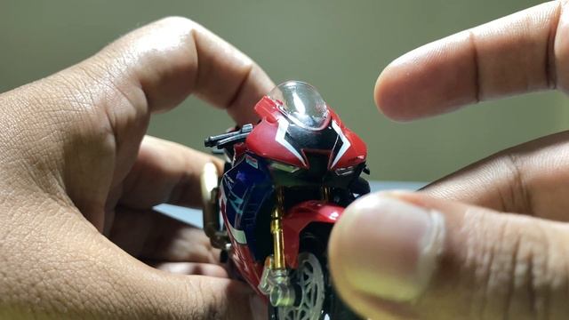 HONDA CBR 1000 RR-R FIREBLADE (GRAND PRIX RED) 1/18 DIECAST BY MAISTO UNBOXING 4K @daydreamsdiecast смотреть онлайн