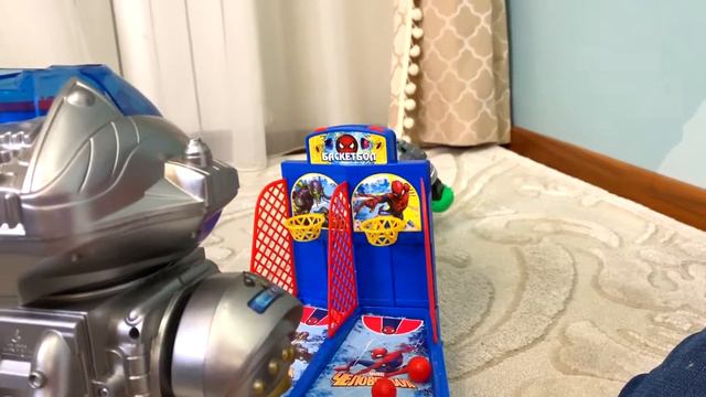 Динозавры против Роботов , Роботы играют в настольный баскетбол и стреляют смотреть онлайн