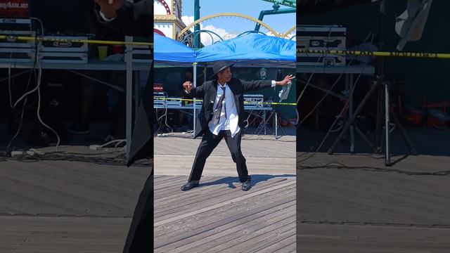 Star of the Show Duke Rose the Entertainer performing in Brooklyn, NY смотреть онлайн