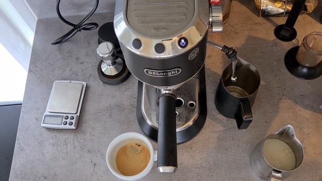 Home Barista- Latte (he)art - DeLonghi Dedica EC685 смотреть онлайн