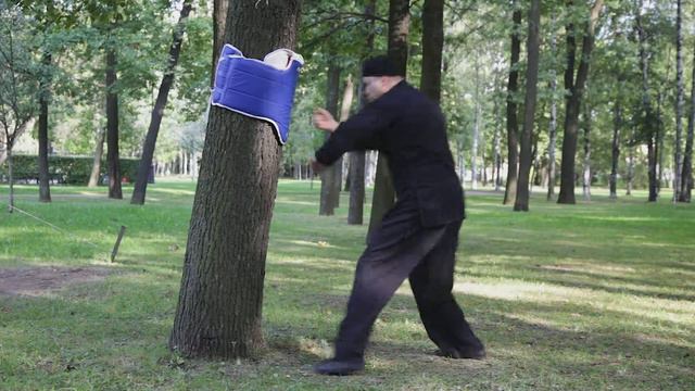 Удар кулаком наружу вниз одновременно с блоком другой рукой внутрь вниз. Стойка коленями внутрь. смотреть онлайн