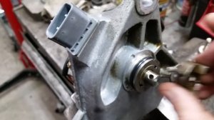 Honda Accord VI. Замена сальника трамблера,передней подушки двигателя , верхней шаровой опоры.