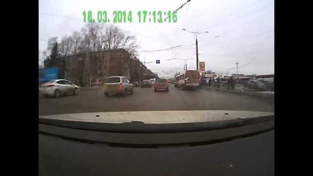 Девушка на Японской малолитражке подрезала