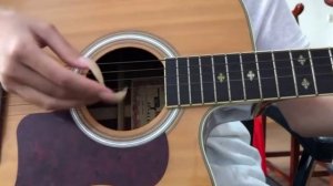 Девушка с длинными сексуальными ногтями играет на гитаре