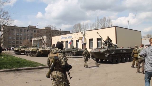 Sloviansk - Self-Defence climb into APC as it leaves смотреть онлайн