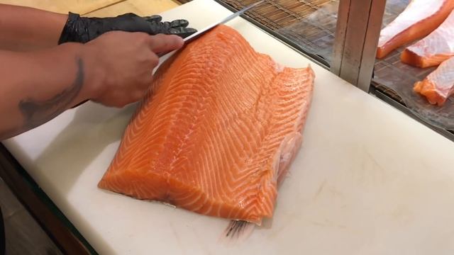 Salmon Cutting Skills 鮭魚切割技能 - How to Cut a Salmon for Sashimi смотреть онлайн