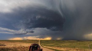 Охотник за торнадо снял надвигающуюся грозу и это потрясает воображение