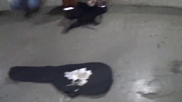"ГОП-СТОП" В ПОДЗЕМНОМ ПЕРЕХОДЕ НАЛЬЧИКА. 2 ДЕВУШКИ И ТРИ ПАРНЯ смотреть онлайн