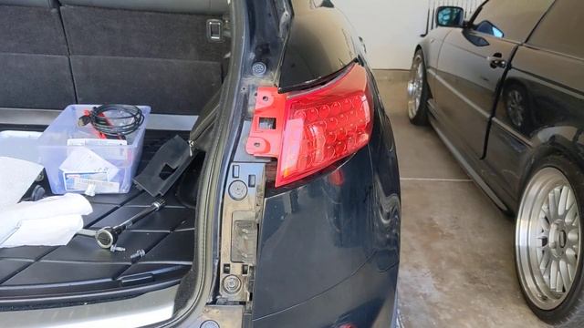 Infiniti FX 2003-2008 | How to Replace or Remove Your OEM Outer Taillights смотреть онлайн