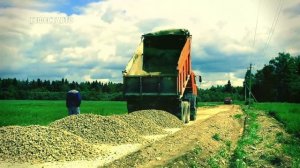 Укладка щебёночного покрытия на грунтовой подъездной дороге.  Щебёночная дорога.