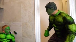 Bad Baby Hulk Халк в Слизи - Slime Baff & Food Fight Real Life Superhero Movie