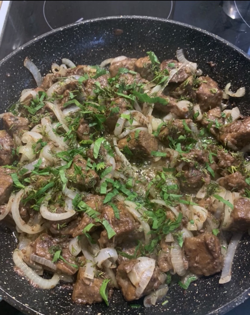 Жареная говяжья печень с луком смотреть онлайн