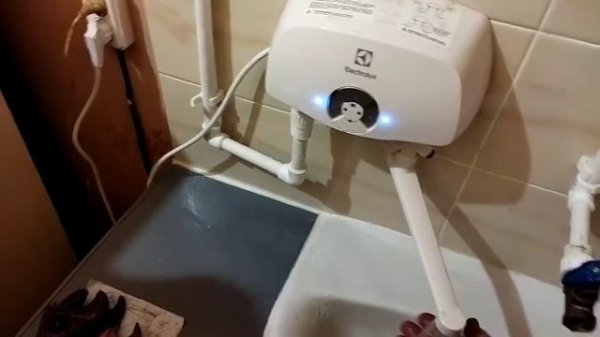 Проточный водонагреватель 3.5квт "ЭлектроЛюкс"