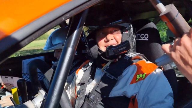 Rallye du Forez 2022 -🎤 Interview des pilotes après Es 3-7(la Spéciale aux milles & 1 ciel 🌈) смотреть онлайн